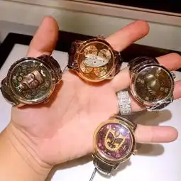 华人女生千万别再把头绳套在手上了bc省的这个妹子差点手都废了