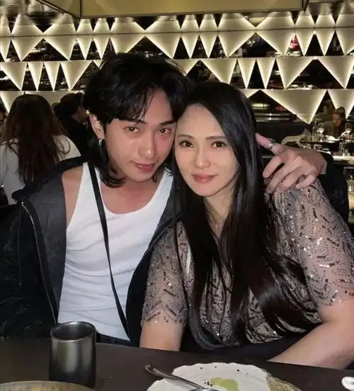 伊能静儿子参加聚会,和男友人亲密贴脸合影,两人姿势暧昧引争议