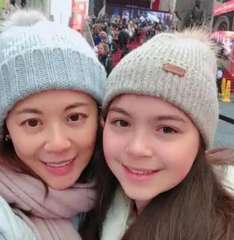 昔日央视美女主持,原来嫁外国人后离婚,今50岁带2孩子无人娶