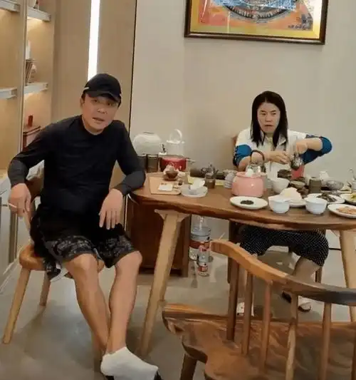 王楠一家四口惹争议富豪老公肚腩突出像中老年,女儿圆圆脸像妈