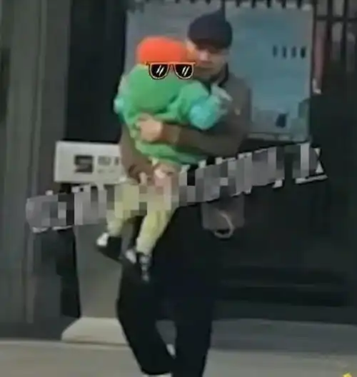 杨少华儿子杨议和美网红合唱,拿玫瑰笑开怀,两人像隔代人