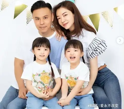 熊黛林双胞胎女儿模样大变,一家四口晒幸福,两个女儿越来越可爱