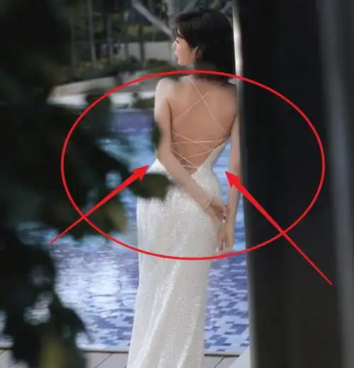 港风辣妹上线毛晓彤大露美背,穿着开叉长裙亮相,这身材绝了