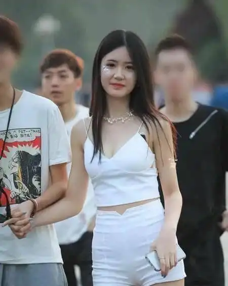 气质不凡的时尚美女,拼接设计的裙子搭配很有气度,显一种唯美