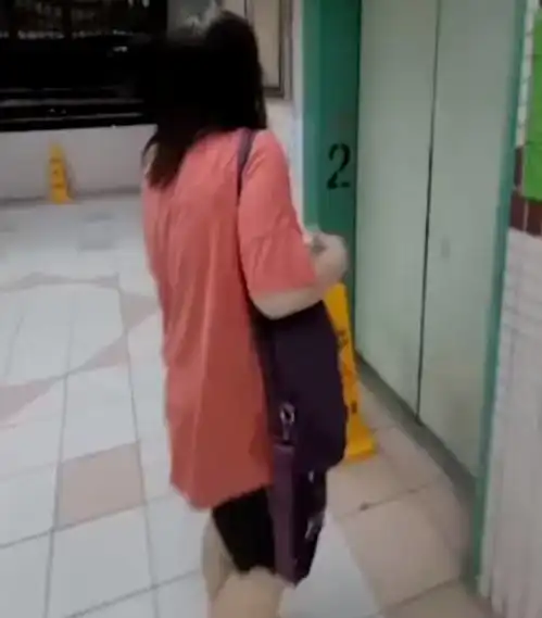 亚视一姐未戴口罩被邻居质问,引发疯狂追踪,最终发怒暴踢偷拍者