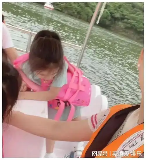 郭富城与老婆方媛端午带娃出游,一家四口超有爱