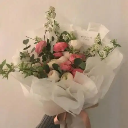 手拿花束头像,唯美好看手拿花束头像女不露脸的