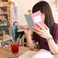 女的拿书的情侣头像微信头像图片大全