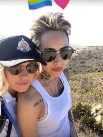 主妇明星出柜后与女友分享照片