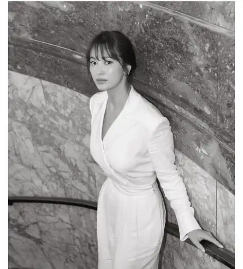 宋慧乔单身后更有女人味,穿白色西装套装现纽约时装周,美得高级