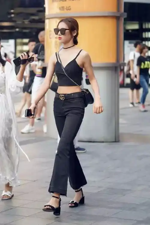 美女穿搭牛仔裤展现你的魅力身姿,让你更加时尚有型还浪漫