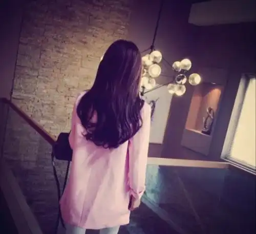 白色头像女孩子的背影