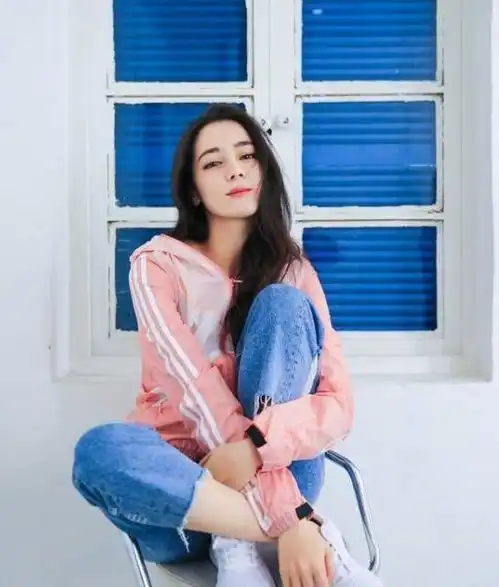 再被迪丽热巴美到了,女生都嫌弃芭比粉她敢穿,黑头发美成尤物粉色
