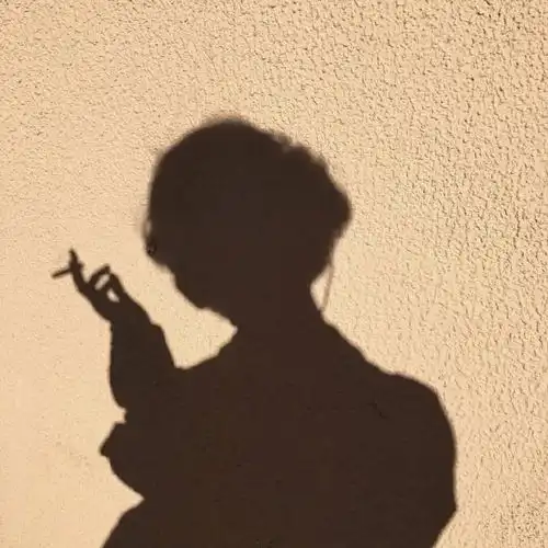 黑色影子侧面头像女倒影