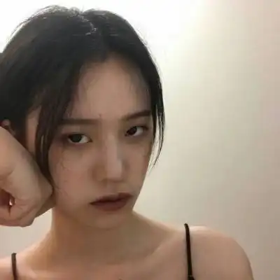 真人头像女生露锁骨术业