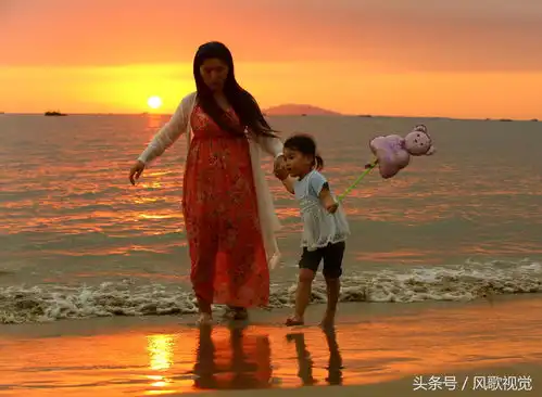 美女游客在三亚湾与美丽夕阳上演最美的冬日风景,谁看到都惊艳