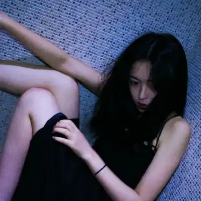 很丧的头像女生真人图片很丧的女生使用的头像