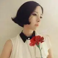 手拿花图片唯美微信头像图片大全