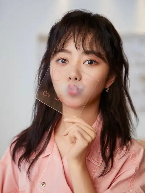 最好的我们她喜欢刘昊然,今29岁穿9千的衣服,满屏少女感