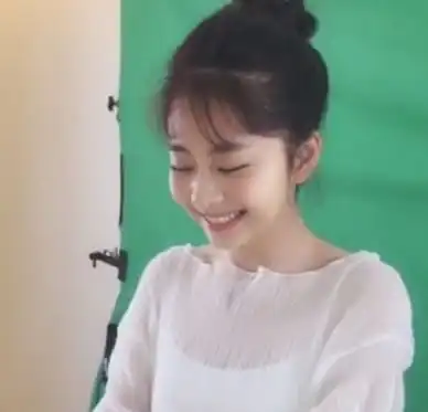 都说谭松韵是童颜女神,同框真正的少女,30岁的素颜太真实