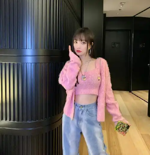 李小璐身材有多好穿紧身裤搭针织衫,仅靠背影就能让小花靠边站