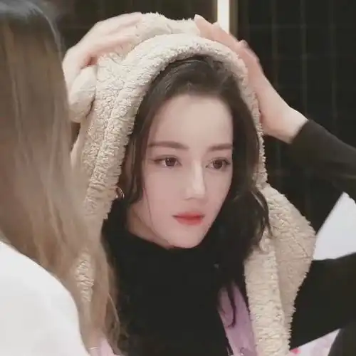 又被迪丽热巴惊艳到了穿粉色背带裤演绎甜美女孩,直播状态满分