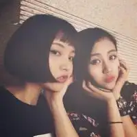 时尚女孩头像中分