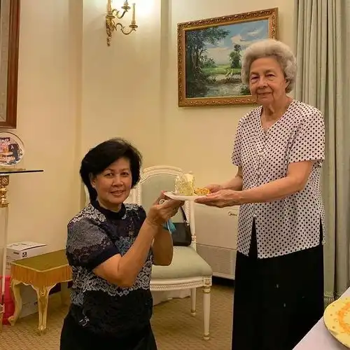 柬埔寨太后的新照养眼蕾丝披肩暴露少女心,比95岁英女王更优雅