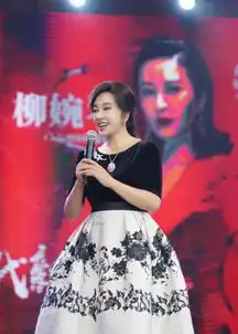 刘晓庆素颜走机场,个性打扮太前卫,真的不打算饶过岁月吗