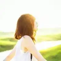 沐浴阳光的少女逆光唯美女生头像