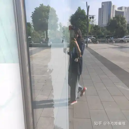 小眼睛单眼皮眼镜女生适合什么短发以及服装搭配
