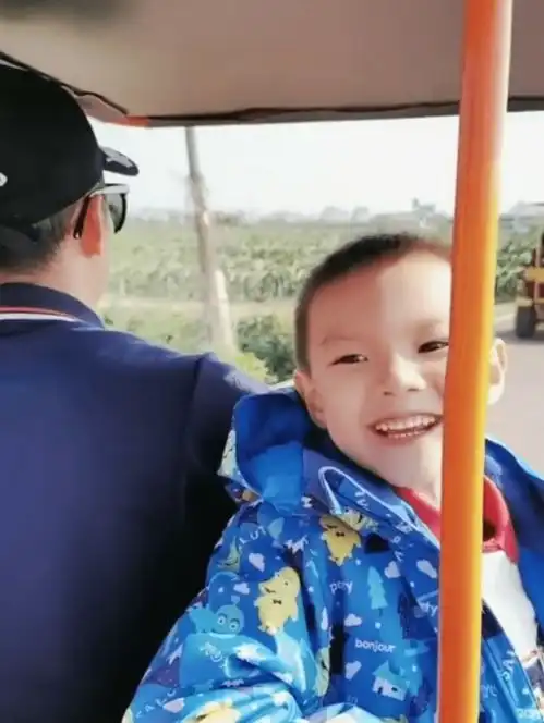 林丹戴墨镜帽子,一家四口出游5岁儿子开心,谢杏芳与母亲微笑