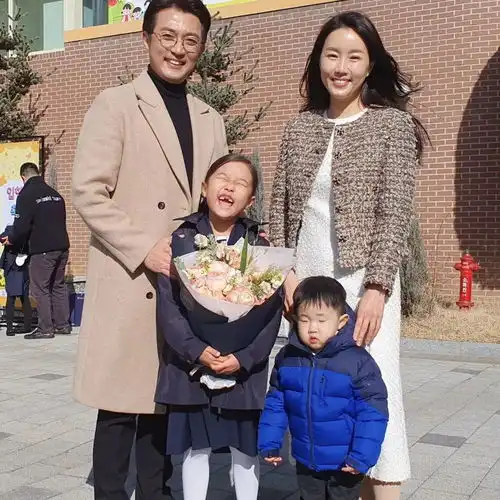 韩流鼻祖安在旭全家福曝光,演员妻子气质出众,子女可爱像妈妈