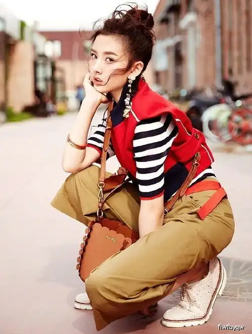 宋祖儿机场一身雾霾蓝现身机场,换个发型,就从少女变到成熟