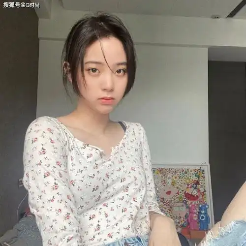 欧阳娜娜身穿碎花上衣清纯可爱少女感十足