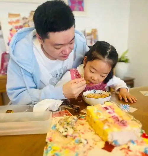 丁俊晖晒一家四口庆37岁生日一桌菜朴素简单,大女儿送贴心礼物