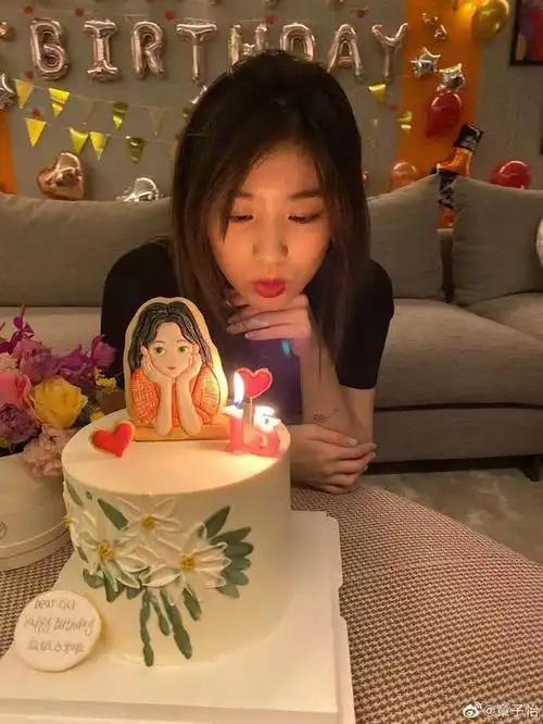 汪峰大女儿罕见晒美照,16岁化着红唇美妆,身穿深色吊带衫大秀成熟
