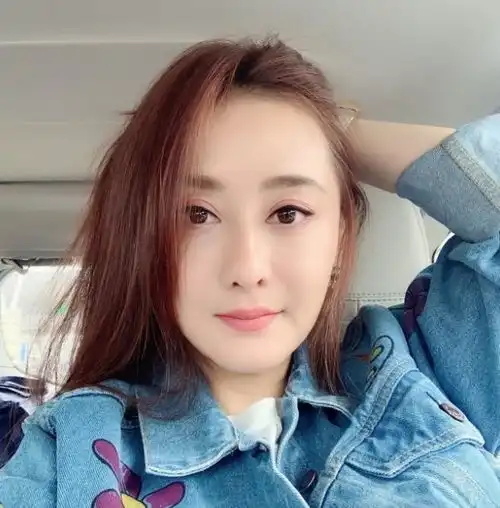 45岁陈德容晒近照,美颜滤镜太厚,你还能认出这位昔日琼瑶女郎吗