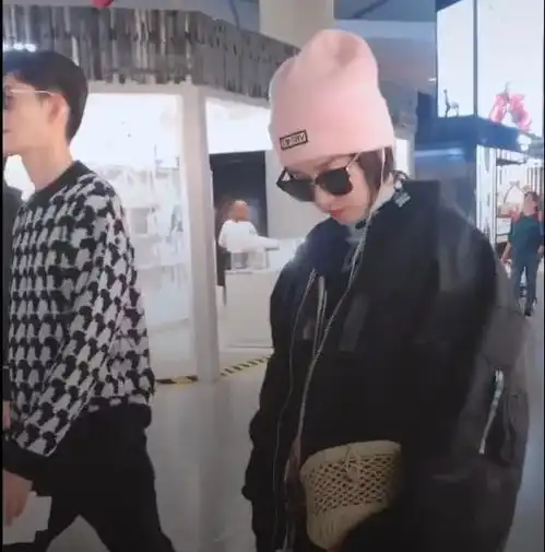 张翰现身机场被拍,身旁的短发女子引热议我没有看错吧