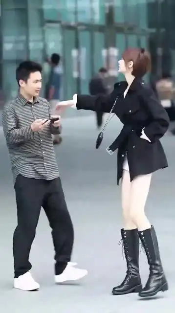 这才是最好的女朋友,不过这一幕,美女是真让闺蜜伤心啊