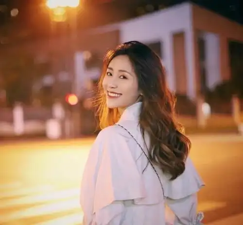 笑是笑了,开不开心谁知道呢