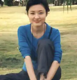 前央视主持人周涛演话剧,50岁的她在舞台上宛如少女