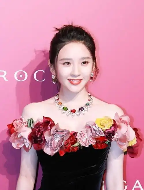 唐艺昕婚后也挺敢穿的,抹胸露背全都用上,少女感满满还有点撩人