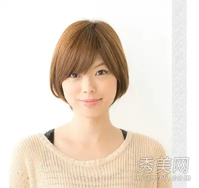 女孩甜美的短发搭配课程成为秋季甜心