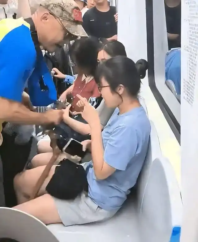 年龄不是护身符,拘留北京65岁老人地铁内袭扰女乘客,引发众怒