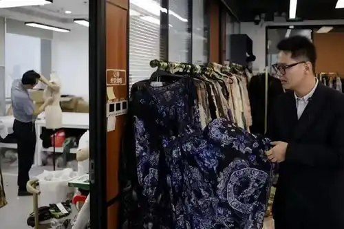 70后在抖音卖女装,从直播间火到了深圳时装周