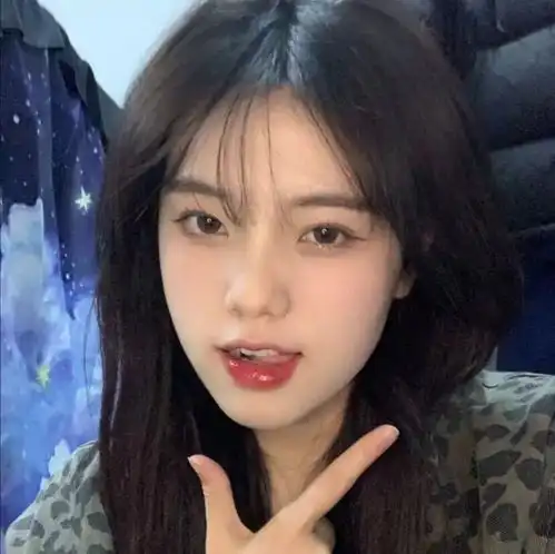 真人头像女生露锁骨脸蛋