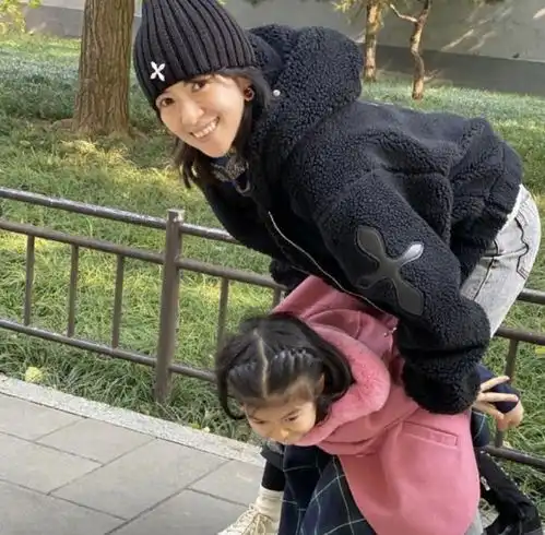章子怡一家秋游,6岁醒醒给汪峰拍照,小儿子穿唐老鸭外套好萌