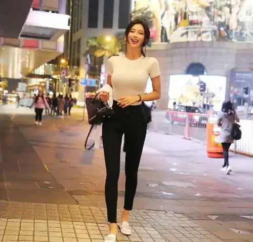 时尚搭配街拍女神黑白配,挡不住的气质
