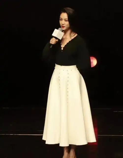 汤唯一身浅棕色套装美岁月静好,像是从画里走出来的